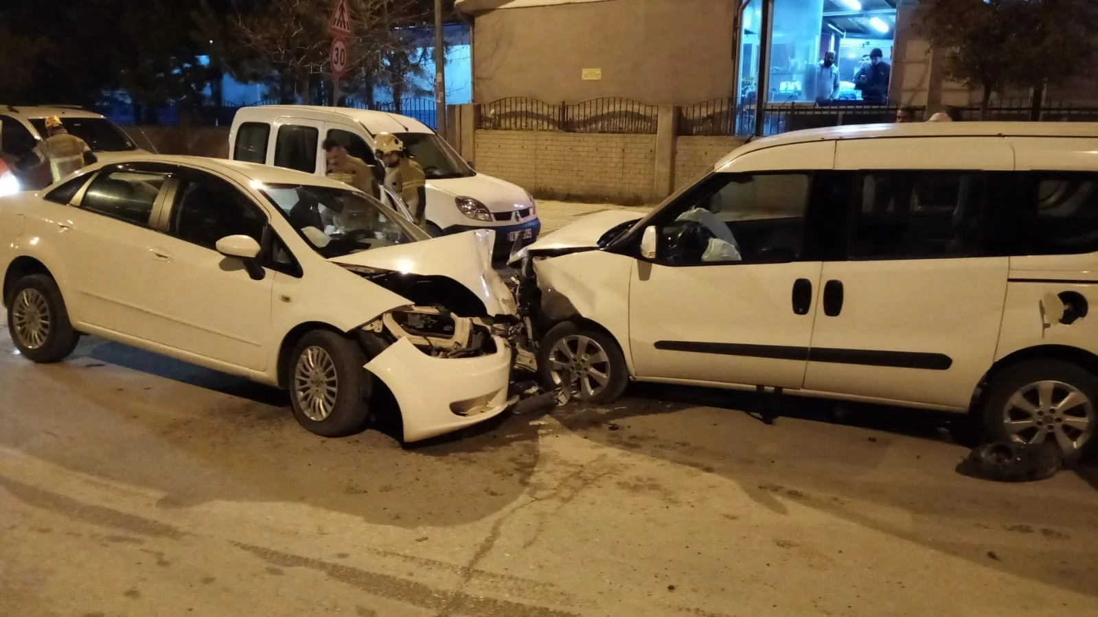 Acil Servis Önünde İki Araç Kafa Kafaya Çarpıştı: 6 Yaralı