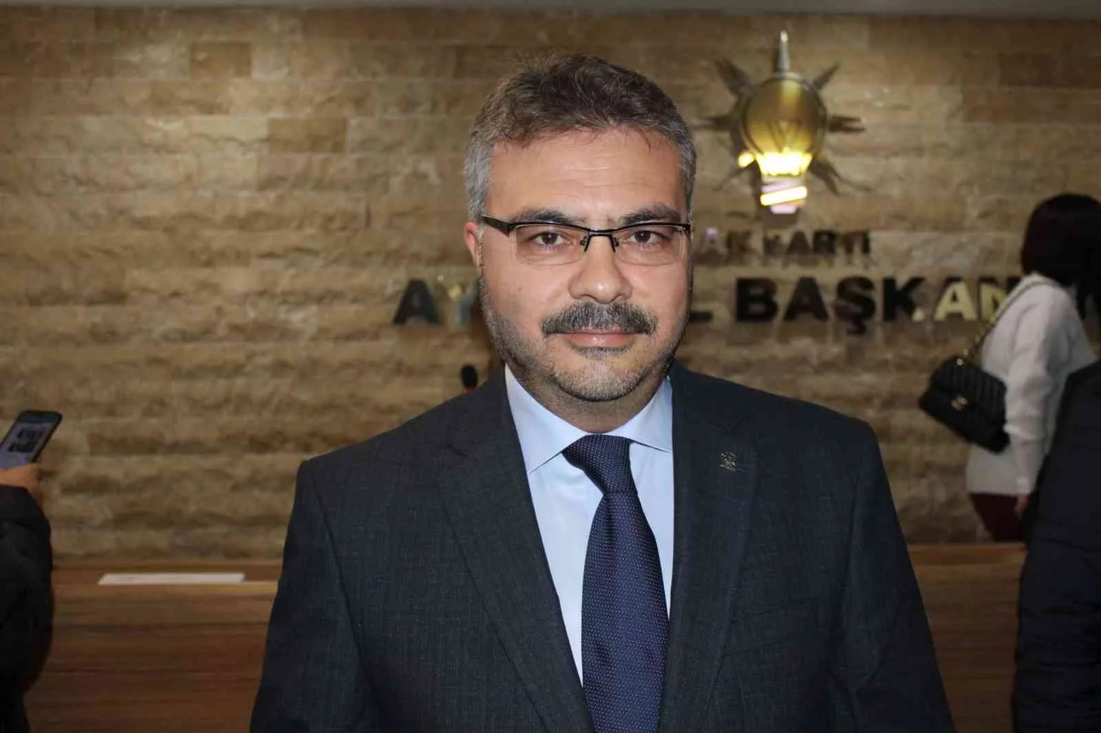AK Parti İl Başkanı Özmen, adaylık için başkanlıkta istifasını açıkladı