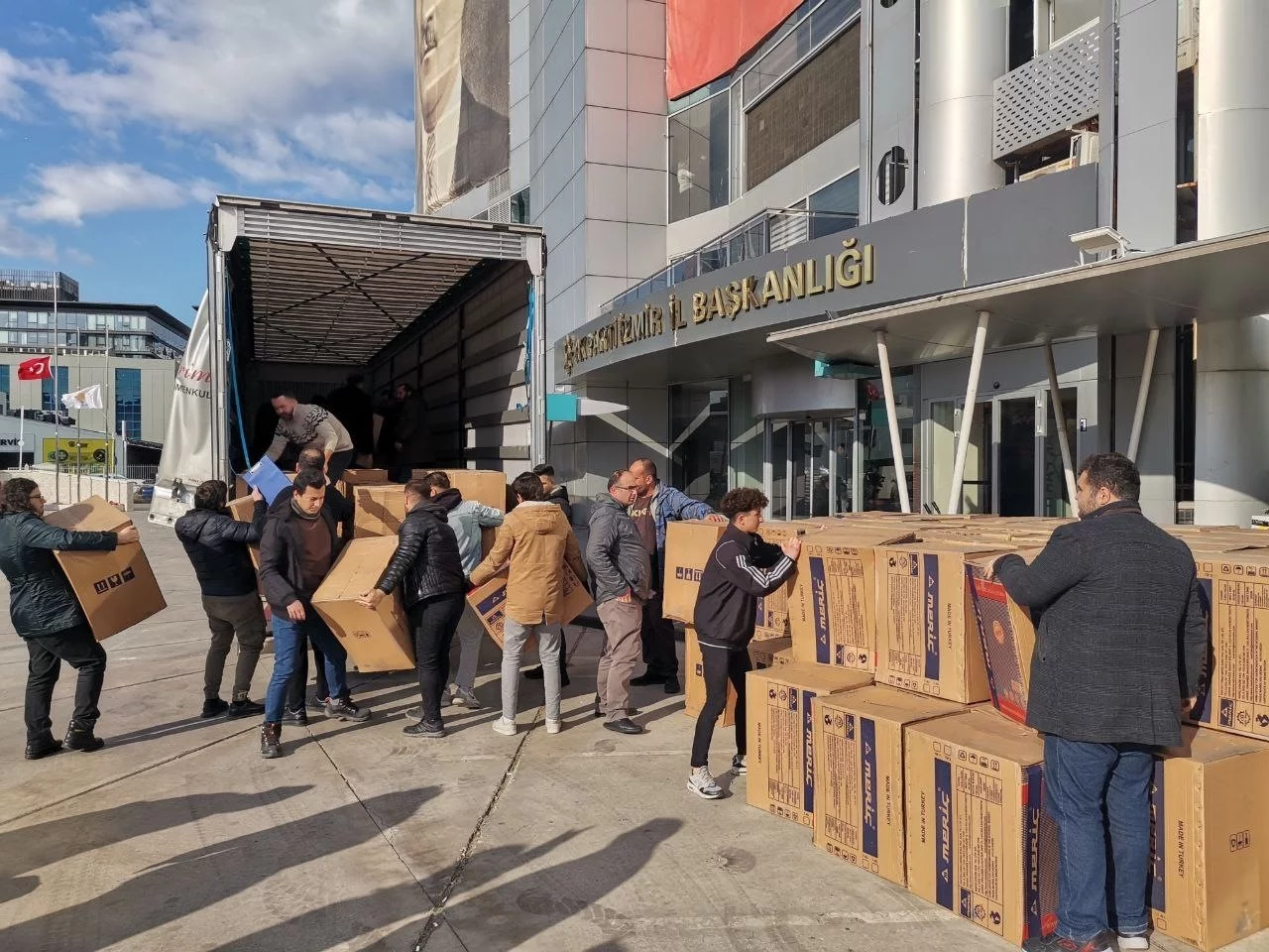 AK Parti İzmirden deprem bölgesine 5 günde 86 tır yardım