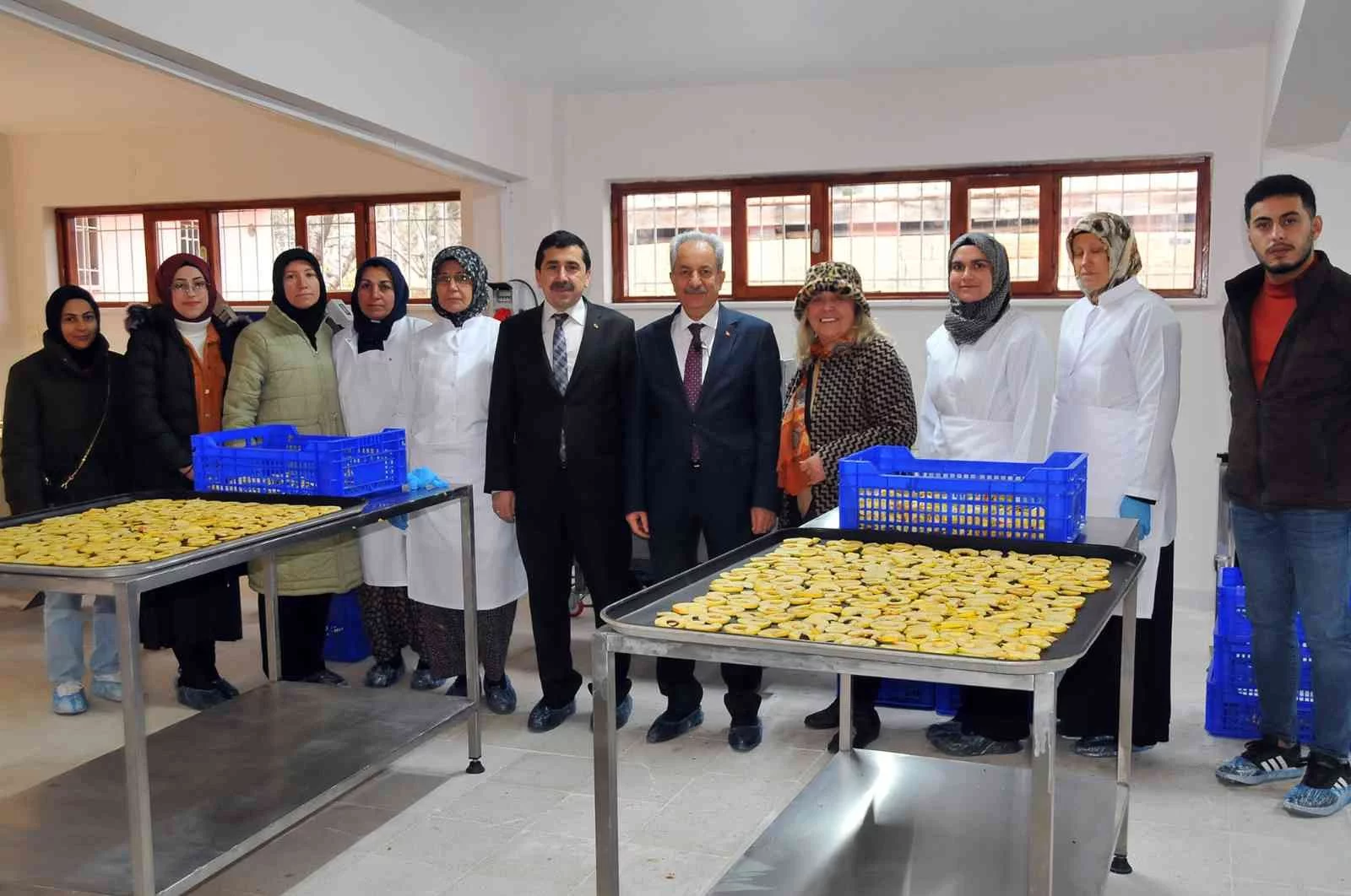 Akşehir Belediyesinden hanımlara meyve kurutma tesisi