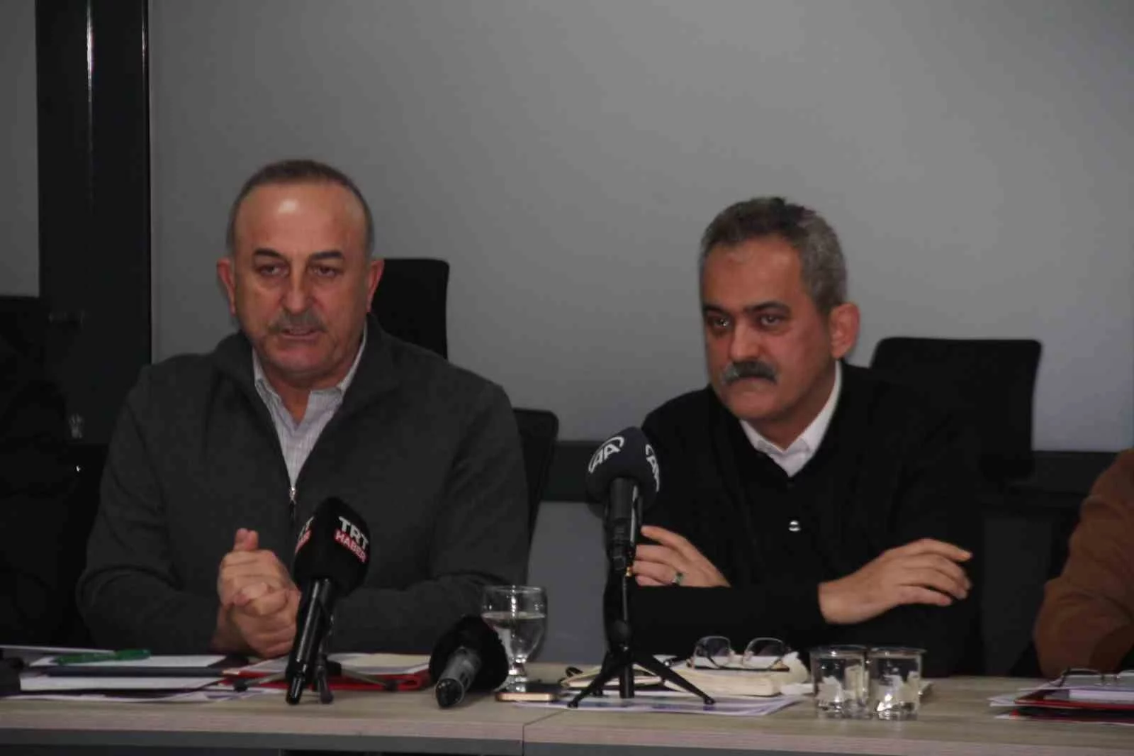 Bakan Çavuşoğlu: Devlet, millet el ele vererek tüm deprem bölgelerini ayağa kaldırmamız gerekiyor