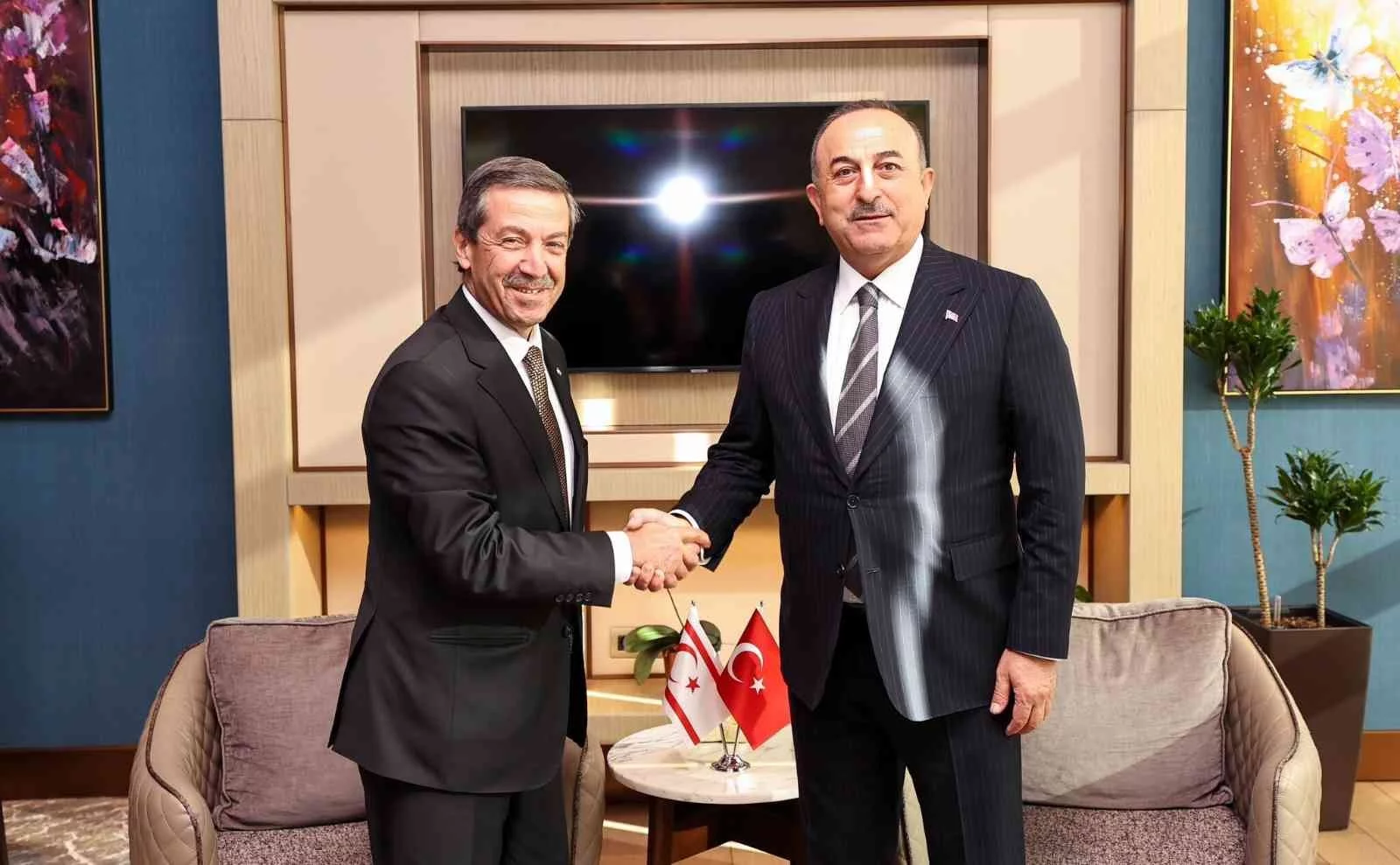 Bakan Çavuşoğlu, KKTCli mevkidaşı Ertuğruloğlu ile görüştü