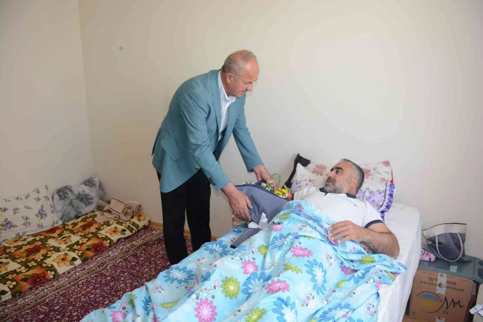 Başkan Akmandan hasta ve yaşlılara bayram ziyareti