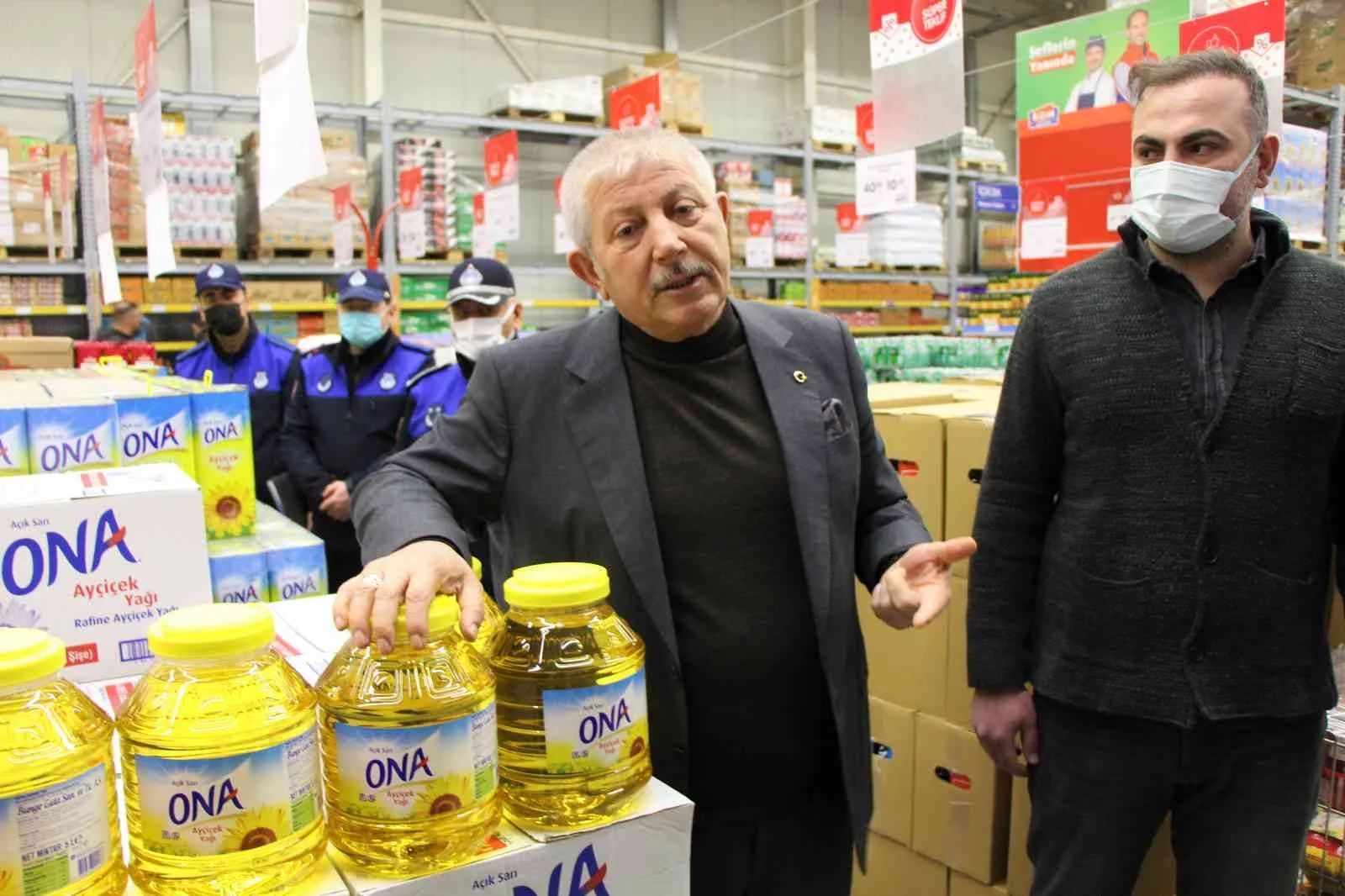 Başkan Sarıdan marketlerde ayçiçeği yağı stokçuluğu ve fahiş fiyat denetimi