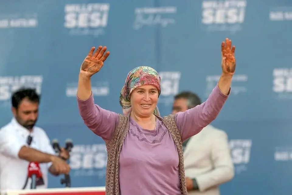 Binlerce CHPlinin alkışladığı Esma AK Parti rozeti taktı
