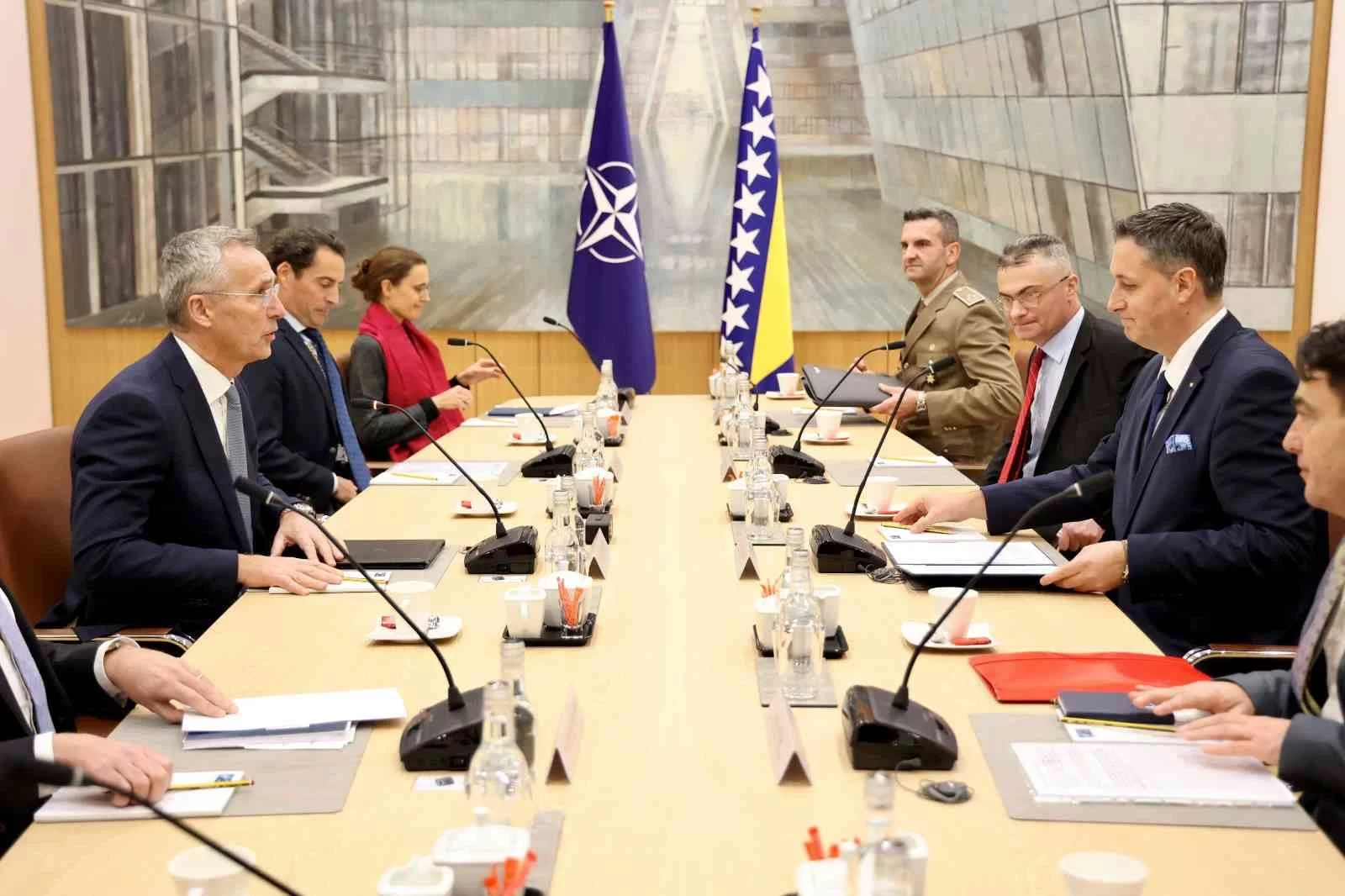 Bosna Hersek Devlet Başkanlığı Konseyinin Boşnak üyesi Becirovic, NATO Genel Sekreteri Stoltenberg ile bir araya geldi