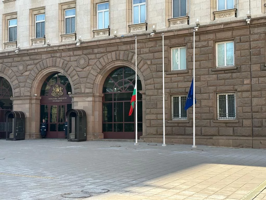 Bulgaristanda tüm kamu kuruluşlarında bayraklar yarıya indirildi