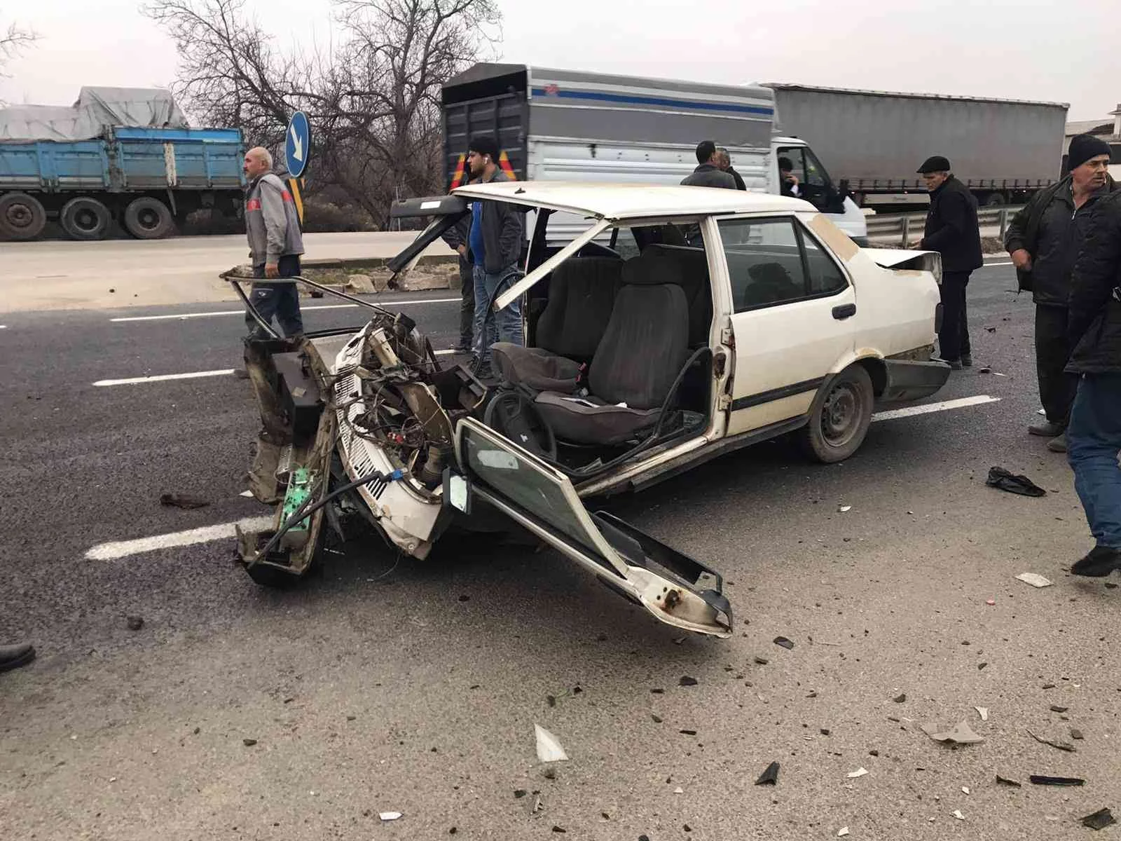 Bursada Feci Kaza: Otomobil İkiye Bölündü, 3 Kişi Yaralandı