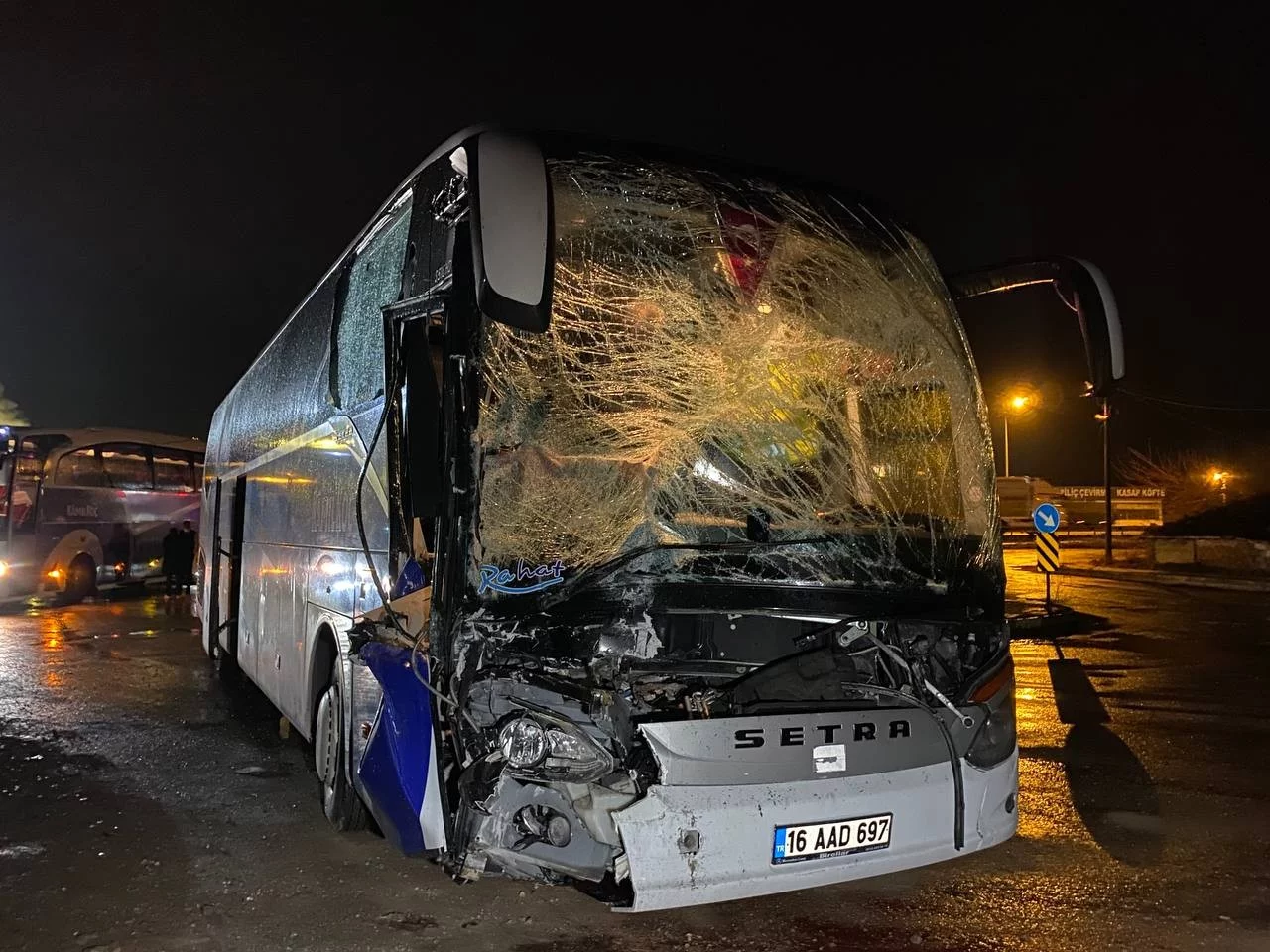 Bursada Kamilkoç Firmasına Ait Otobüs Tıra Arkadan Çarptı, Muavin Sıkışarak Yaralanırken 20 Yolcu Ölümden Döndü