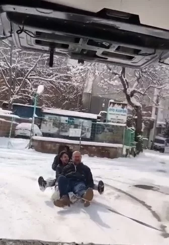 Bursada Kar Ve Buzu Eğlenceye Çevirdiler