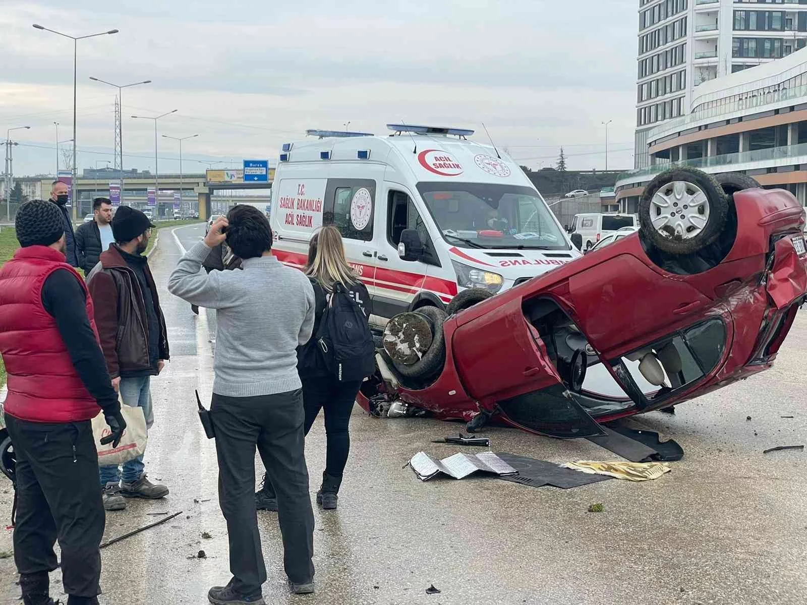 Bursada Kayganlaşan Yolda Kontrolden Çıkan Otomobil Takla Attı