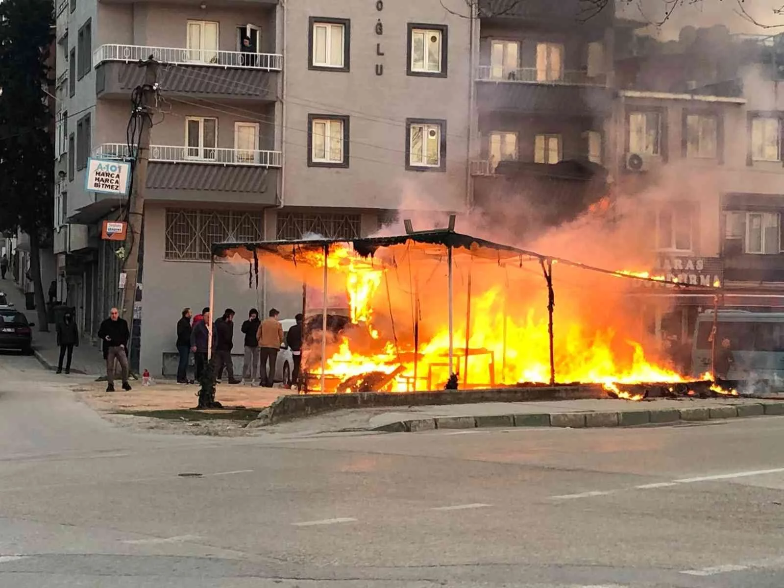 Bursada Manav Dükkanında Yangın Çıktı, Alevler Araçlara Sıçradı