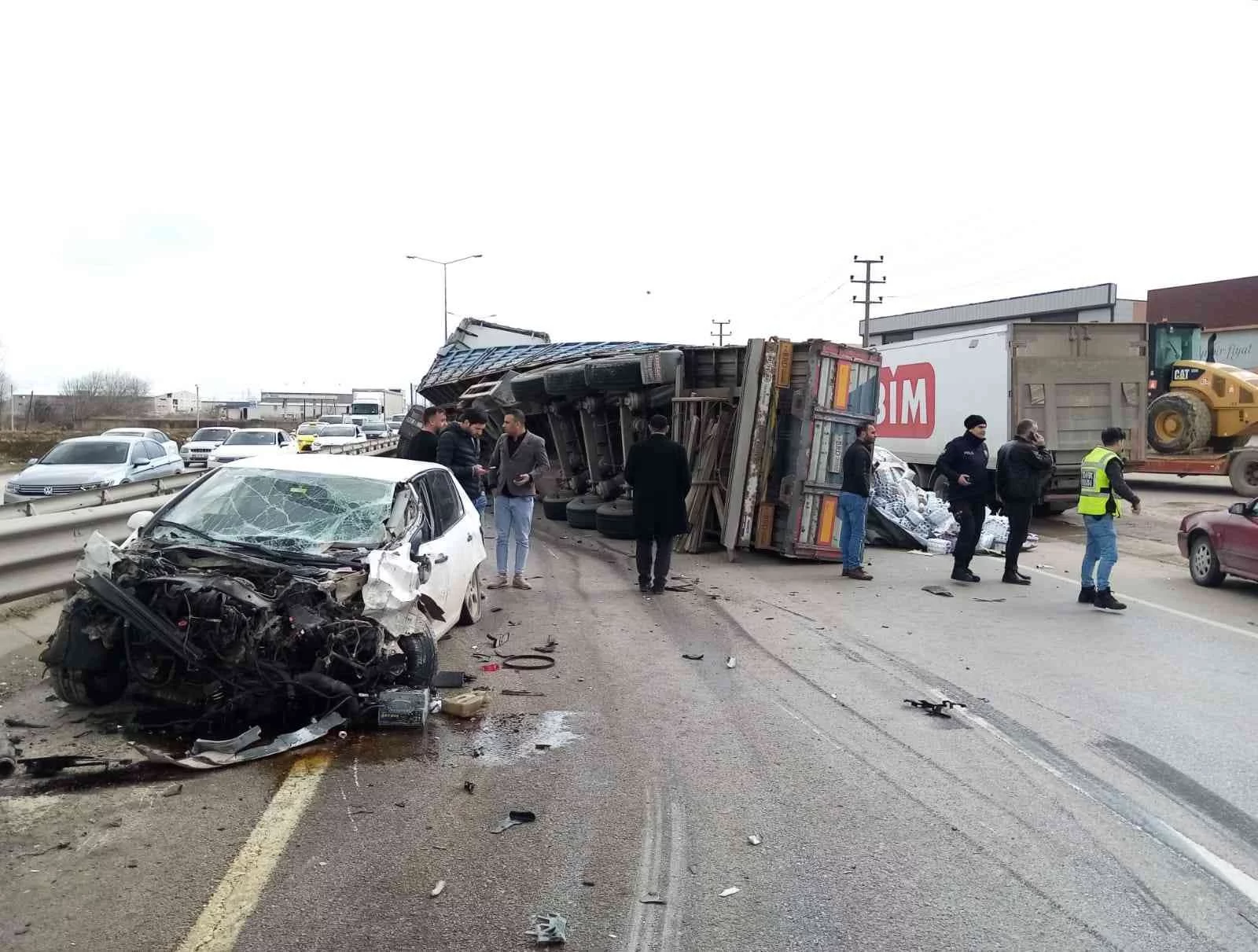 Bursada Su Yüklü Tırla Otomobil Çarpıştı 1 Kişi Yaralandı