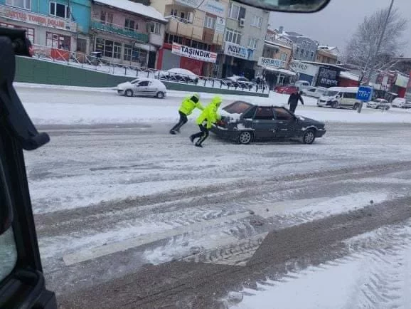Bursada Trafik Polislerinin Karla Mücadelesi Takdir Topladı
