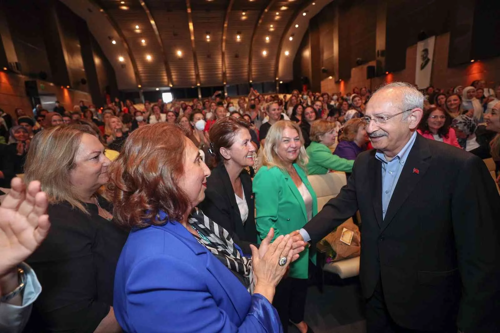 CHP lideri Kılıçdaroğlu, kadın kolları başkanlarıyla buluştu