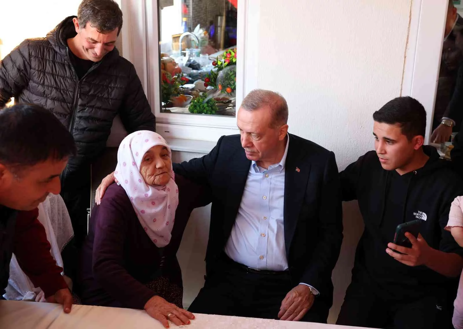Cumhurbaşkanı Erdoğan, selzede Zülfiye ninenin evine misafir oldu