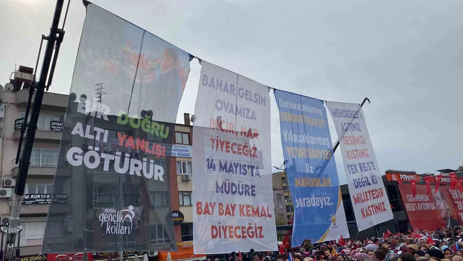 Cumhurbaşkanı Erdoğanın miting yapacağı alandaki afişler dikkat çekti