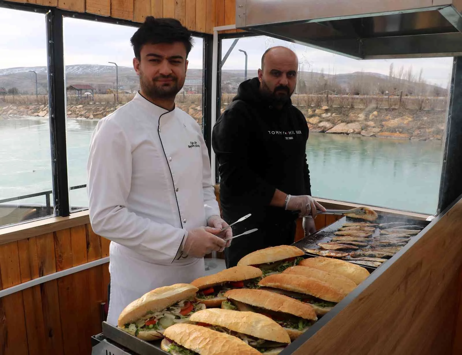 Denize kıyısı olmayan Sivasta teknede balık ekmek keyfi yaşanıyor
