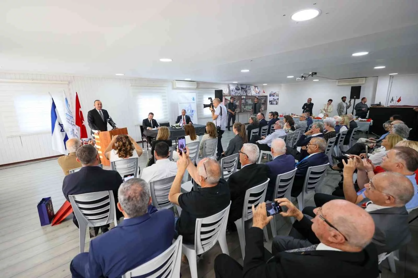 Dışişleri Bakanı Çavuşoğlu, Türkiye-İsrail İş Konseyi ve İsraildeki Türkiyeliler Birliği mensuplarıyla bir araya geldi