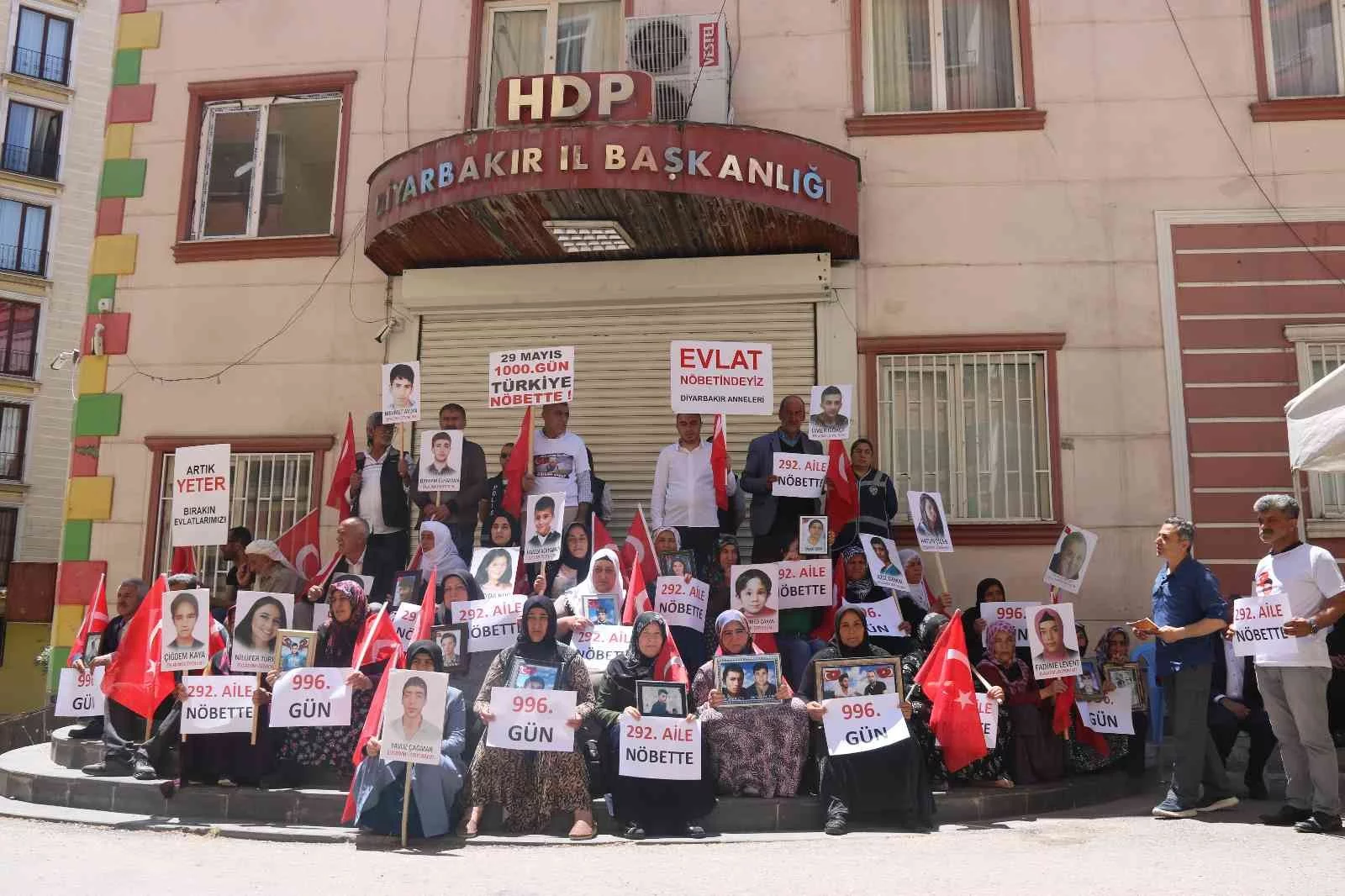 Diyarbakır ailelerinin HDP ve PKKya karşı destansı direnişi 1000inci gününde