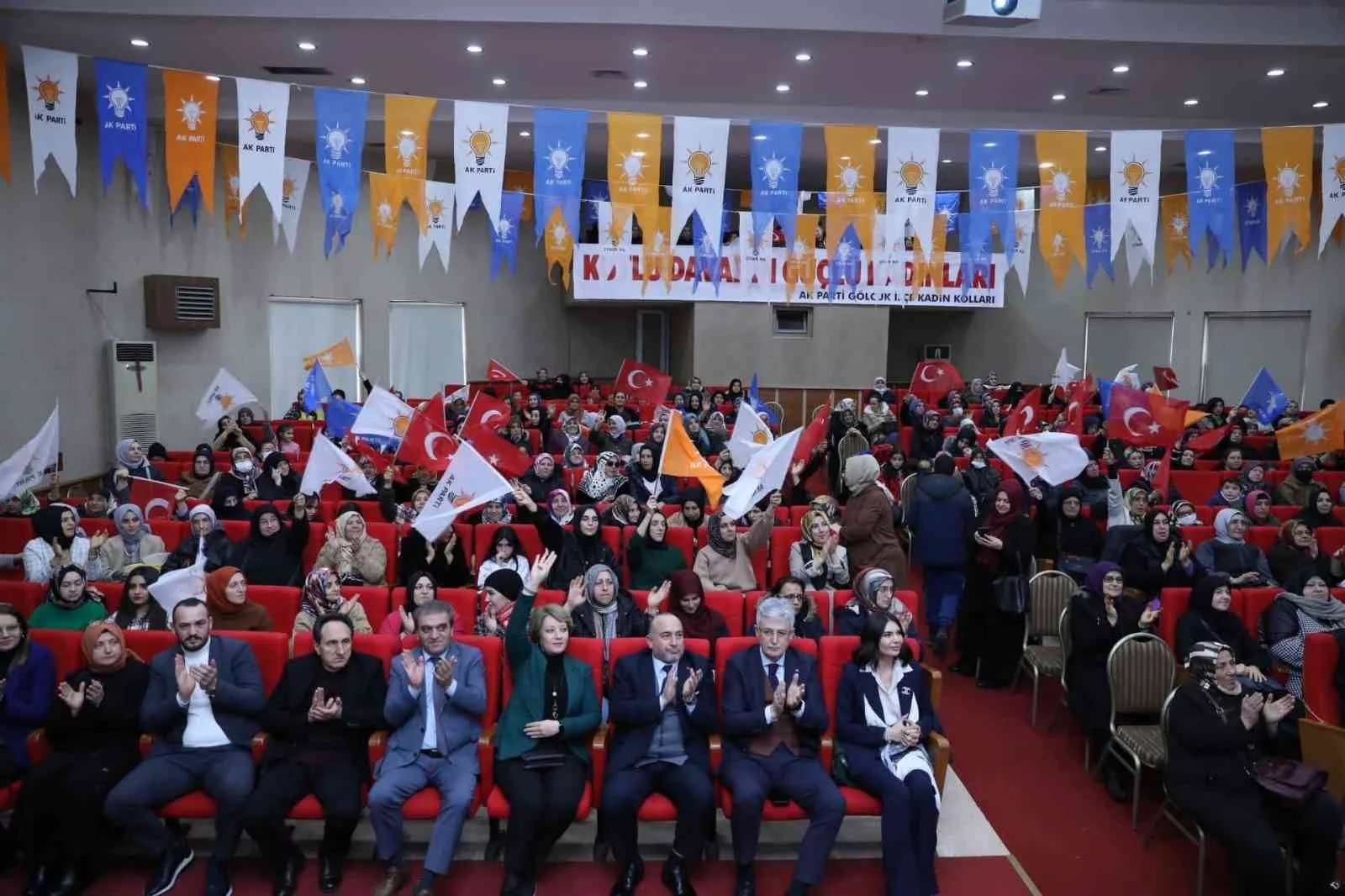 Gölcükte bin 41 kadın AK Partiye katıldı