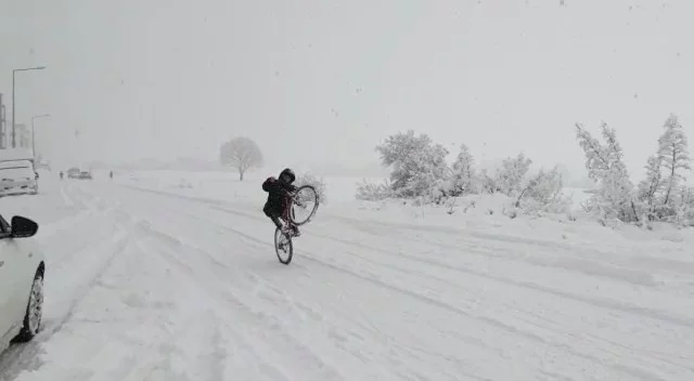 Kar Üzerinde Bisikletle Akrobasi Yaptı
