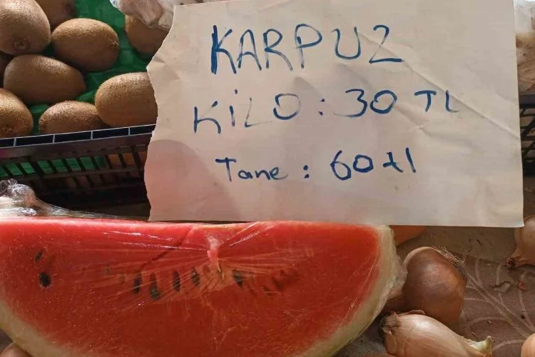 Karpuzun dilimi 60 liradan satılıyor