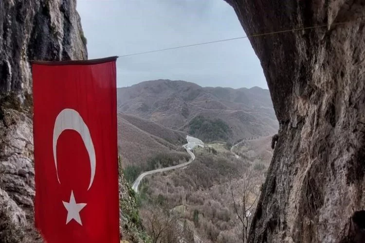 Kimsenin Çıkamadığı Şahinkaya Mağarasına Türk Bayrağı Astı