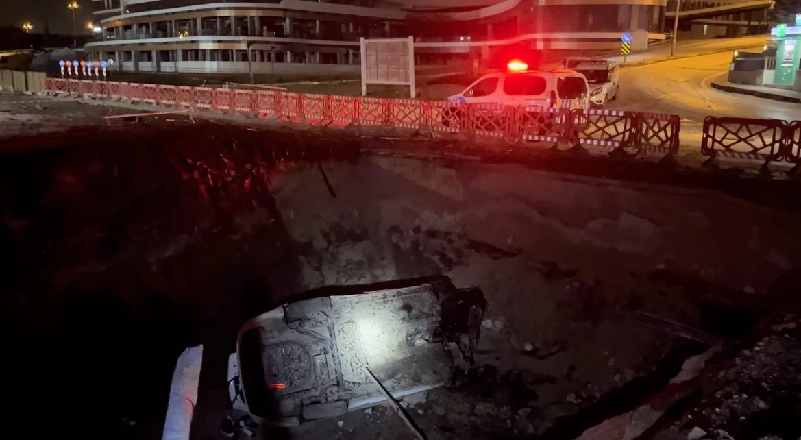 Kontrolden Çıkan Otomobil Metro İnşaatına Uçtu: 1 Yaralı