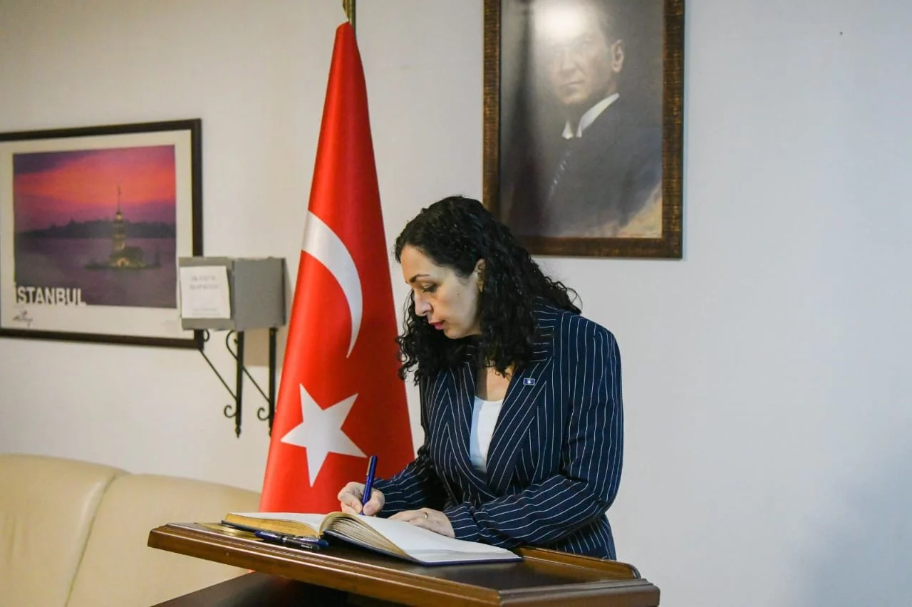 Kosova Cumhurbaşkanı Osmani ve Kosova Başbakanı Kurti Priştine Büyükelçiliğinde taziye defterini imzaladı