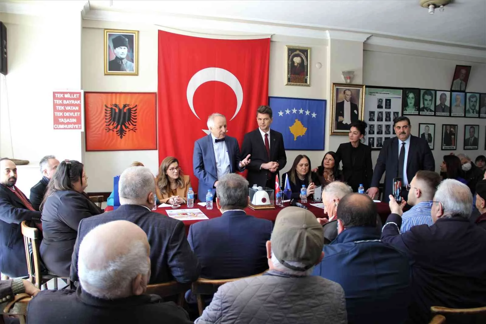 Kosova Sağlık Bakanı Latifi, İzmirdeki Kosovalılarla buluştu