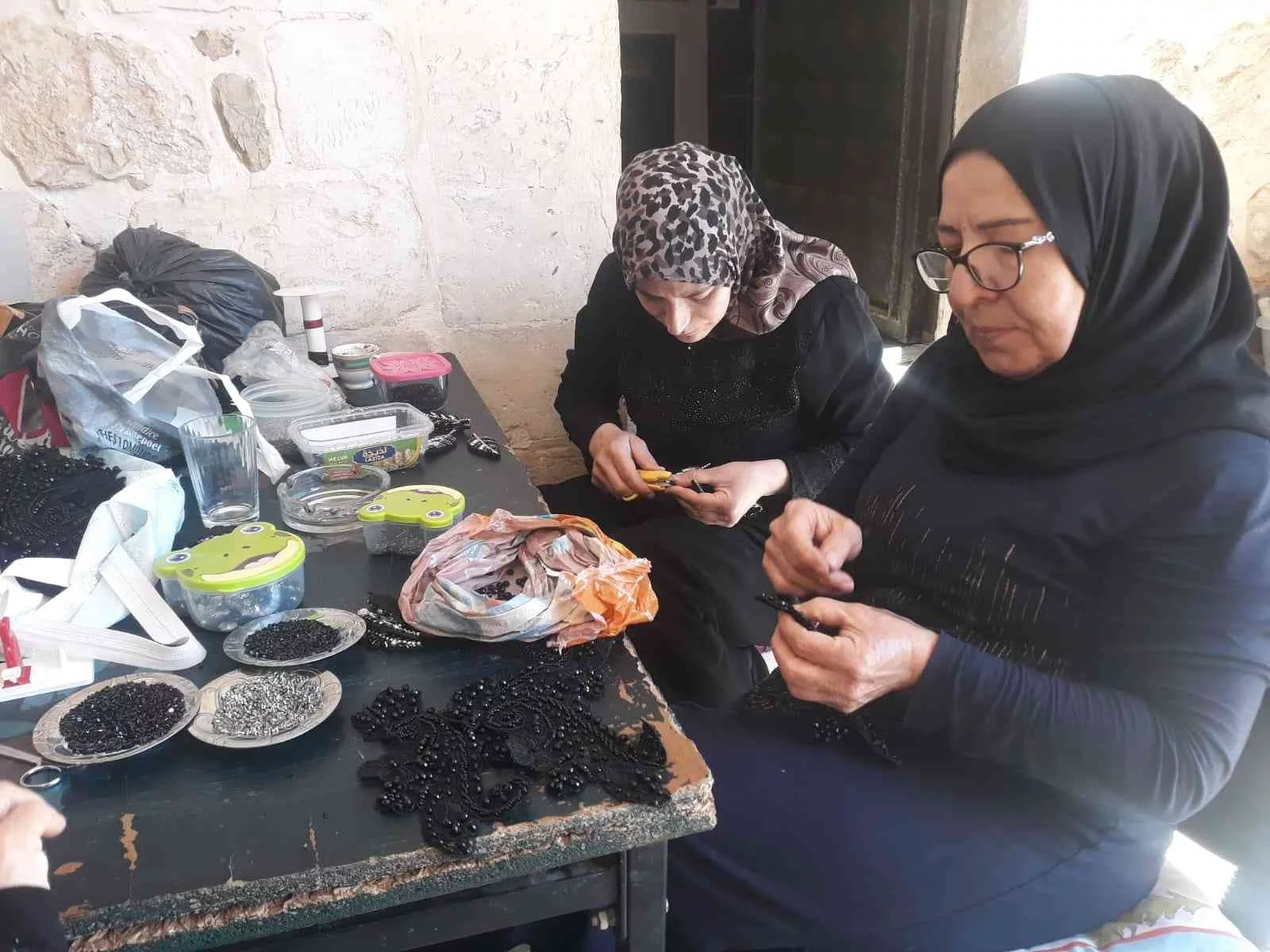 Mardinde kadınlar el emeklerini dijitalde satarak evlerine katkı sunuyor