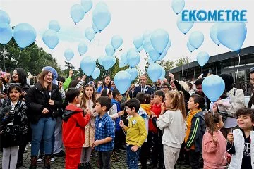 Mavi balonlar Filistinli çocuklar için gökyüzüne bırakıldı
