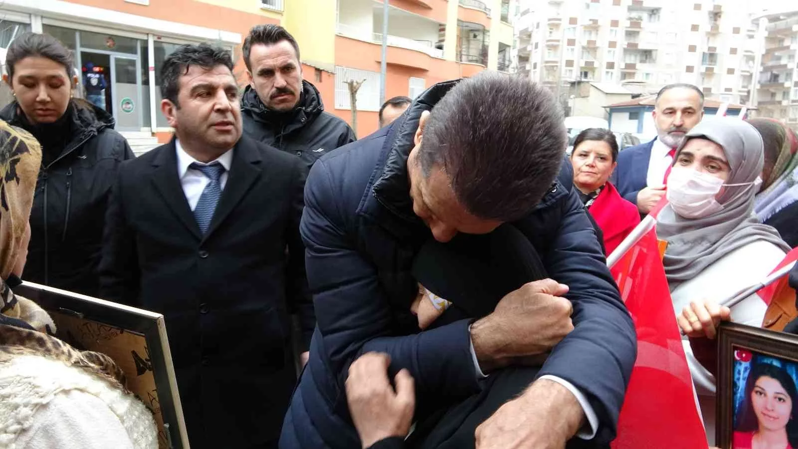 Mustafa Sarıgül Diyarbakırda evlat nöbeti tutan aileleri ziyaret etti