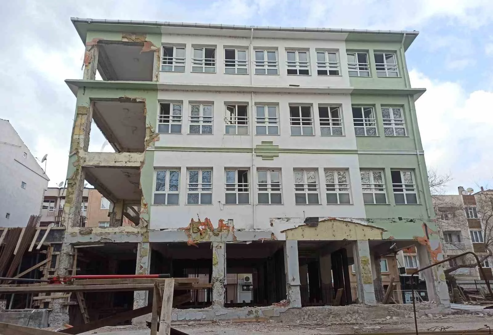 Mustafakemalpaşadaki Okullarda Deprem Seferberliği