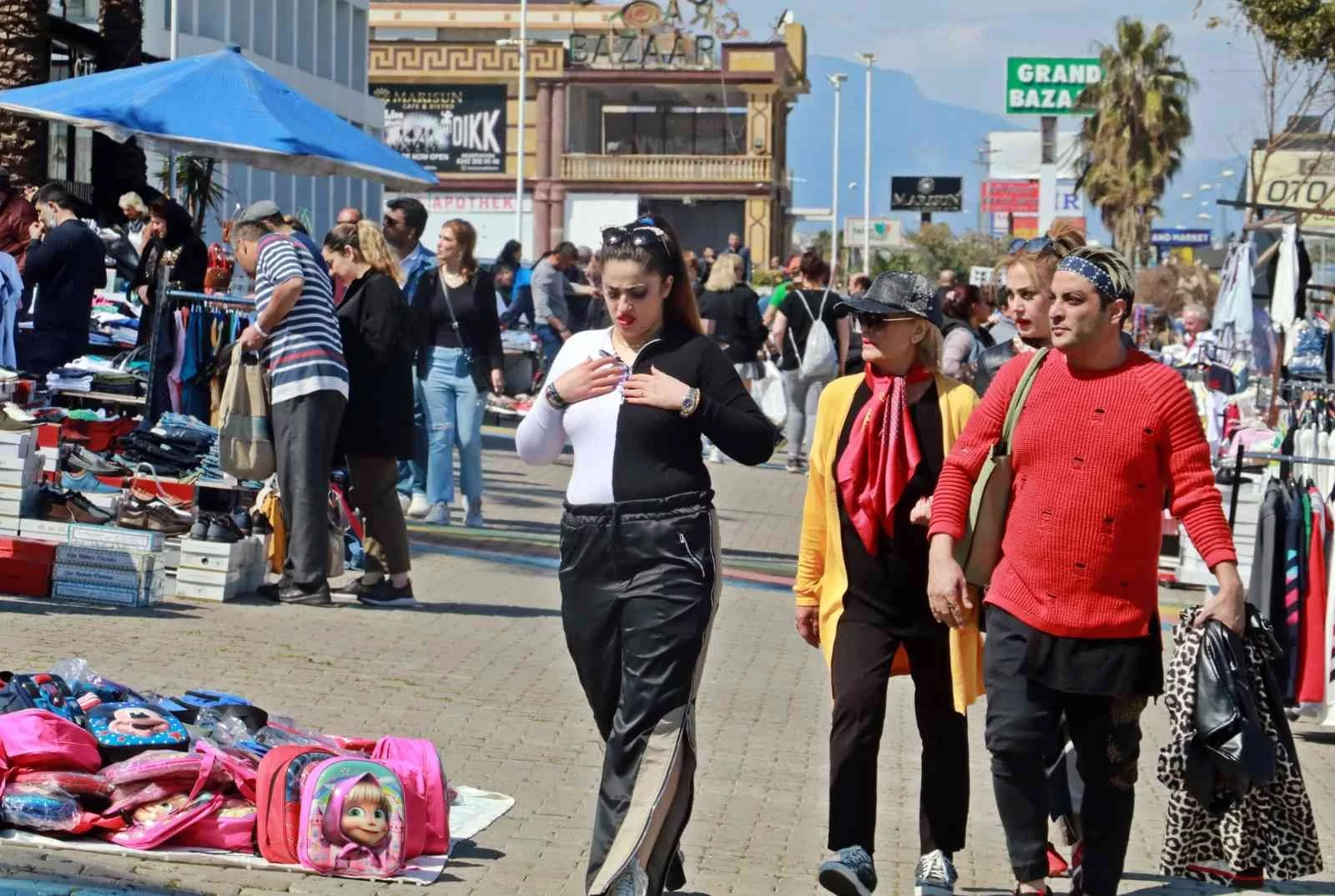 Nevruz Bayramında Antalyaya akın eden İranlılar, soluğu beş yıldızlı sokak pazarında alıyor