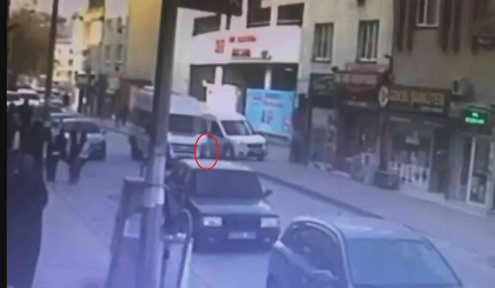 (Özel) Bursada Yola Atlayan Küçük Kıza Minibüs Çarptı