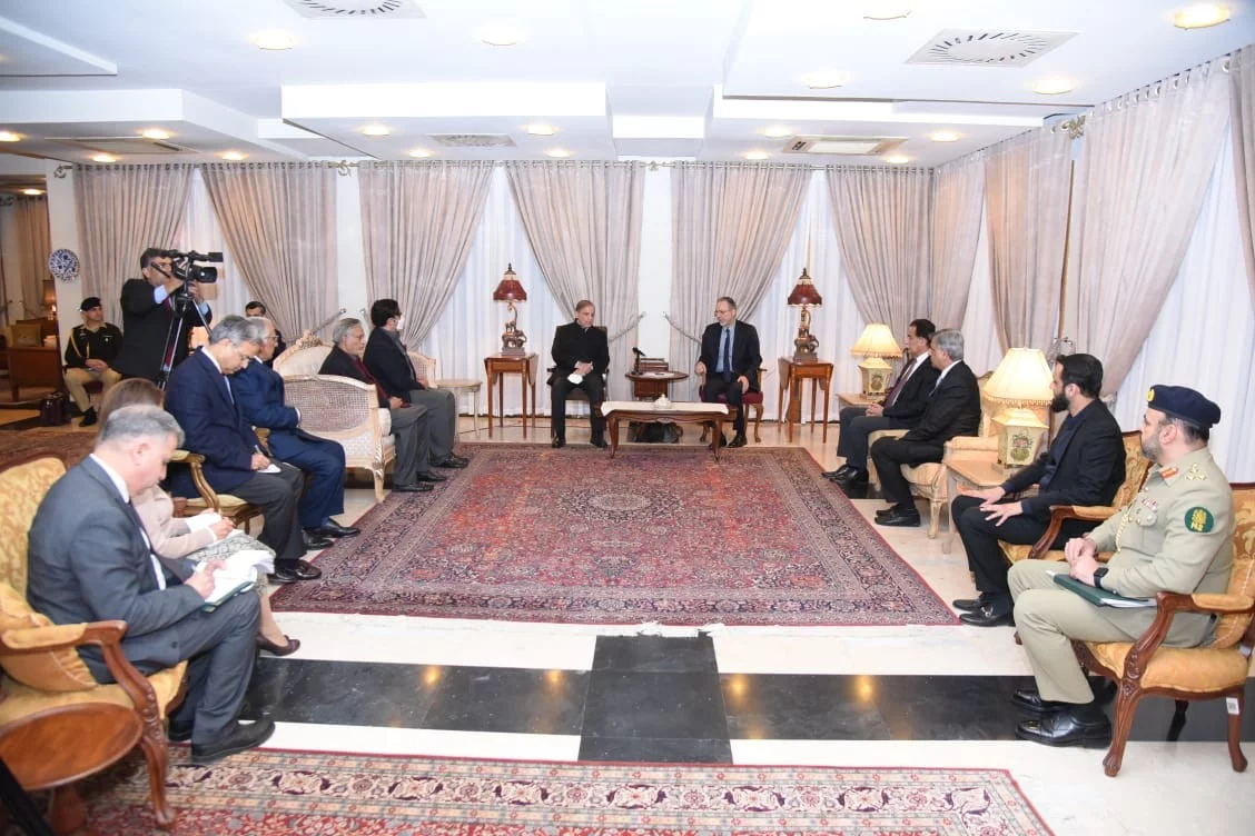 Pakistan Başbakanı Şefir, İslamabaddaki Türk Büyükelçiliğini ziyaret etti