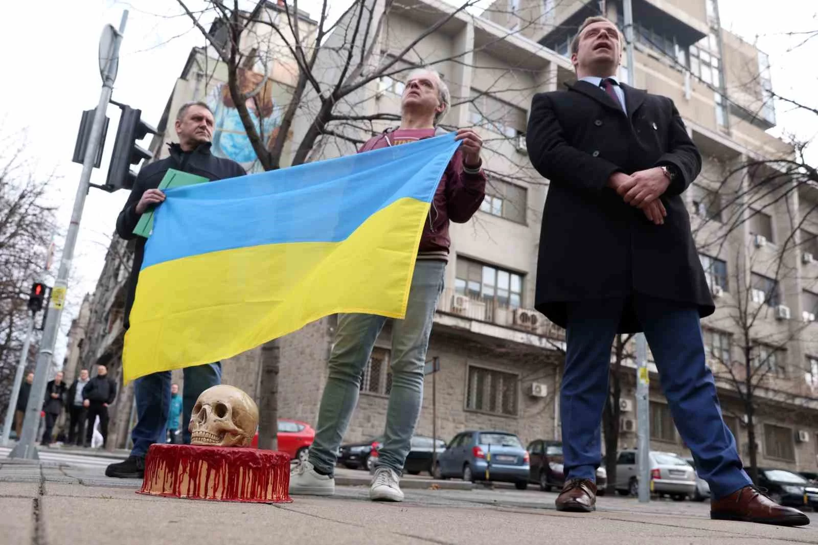 Rusyanın Belgrad Büyükelçiliğinin önüne “ölüm pastası” bırakıldı
