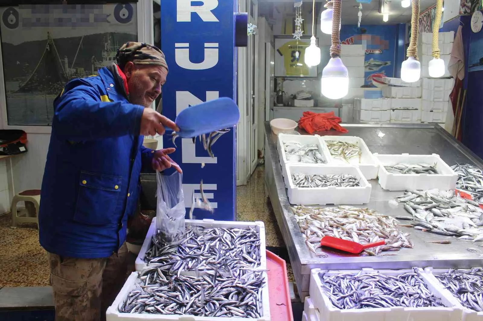 Sinopta sert hava koşulları balık tezgâhlarını etkiledi