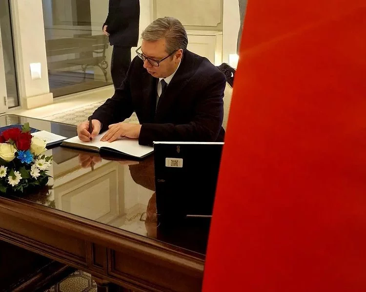 Sırbistan Cumhurbaşkanı Vucic, Türkiyedeki depremzedeler için taziye defterini imzaladı