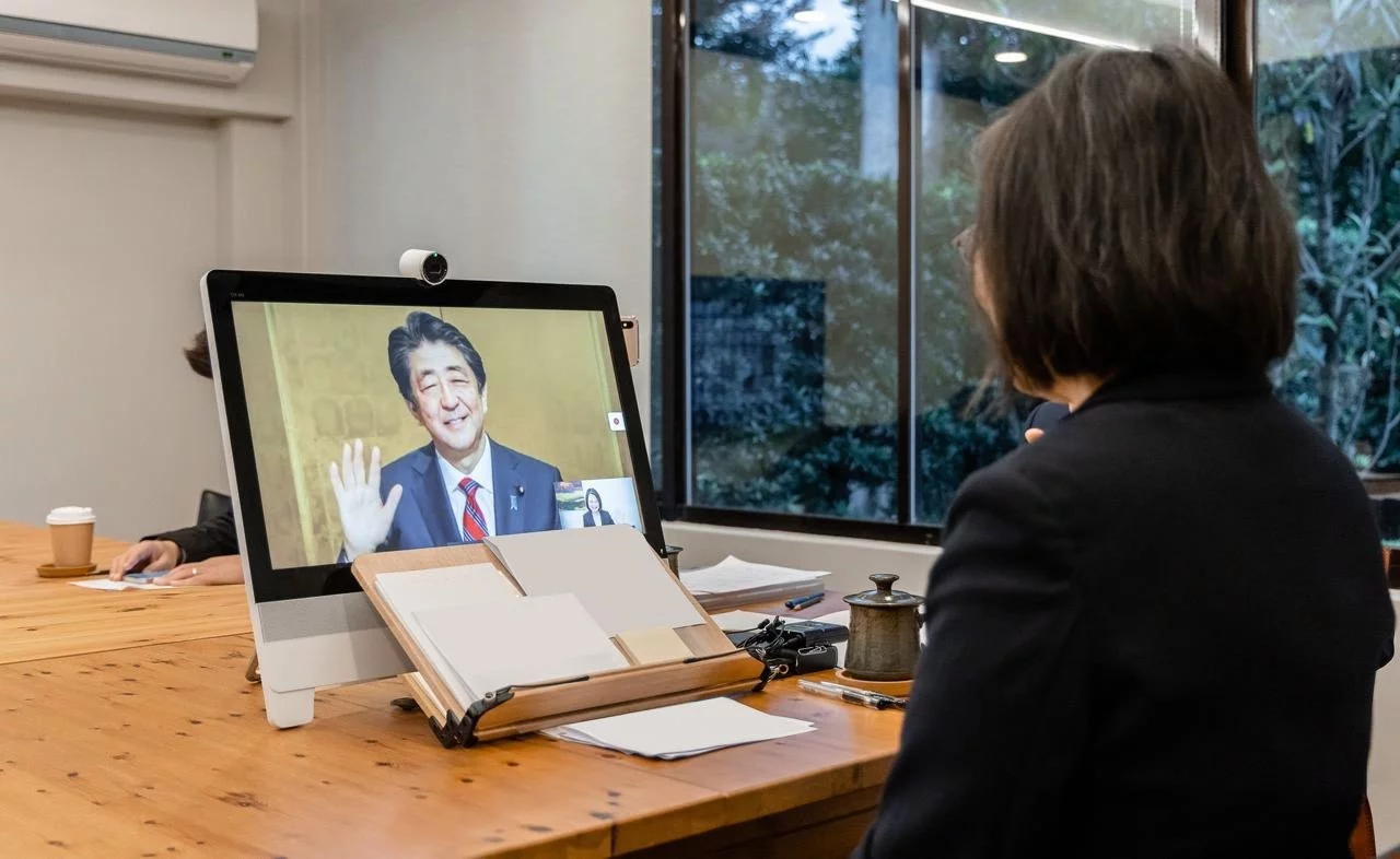Tayvan Lideri Tsai Ing-wen, Japonyanın eski Başbakanı Abe ile görüştü