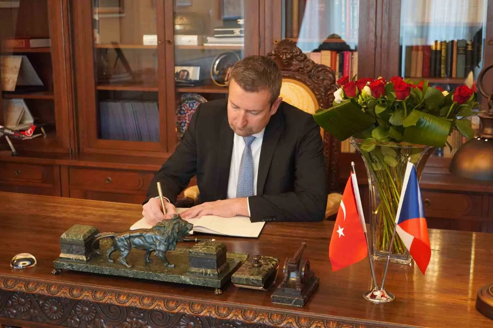 Türkiyenin Prag Büyükelçiliğinde taziye defteri açıldı