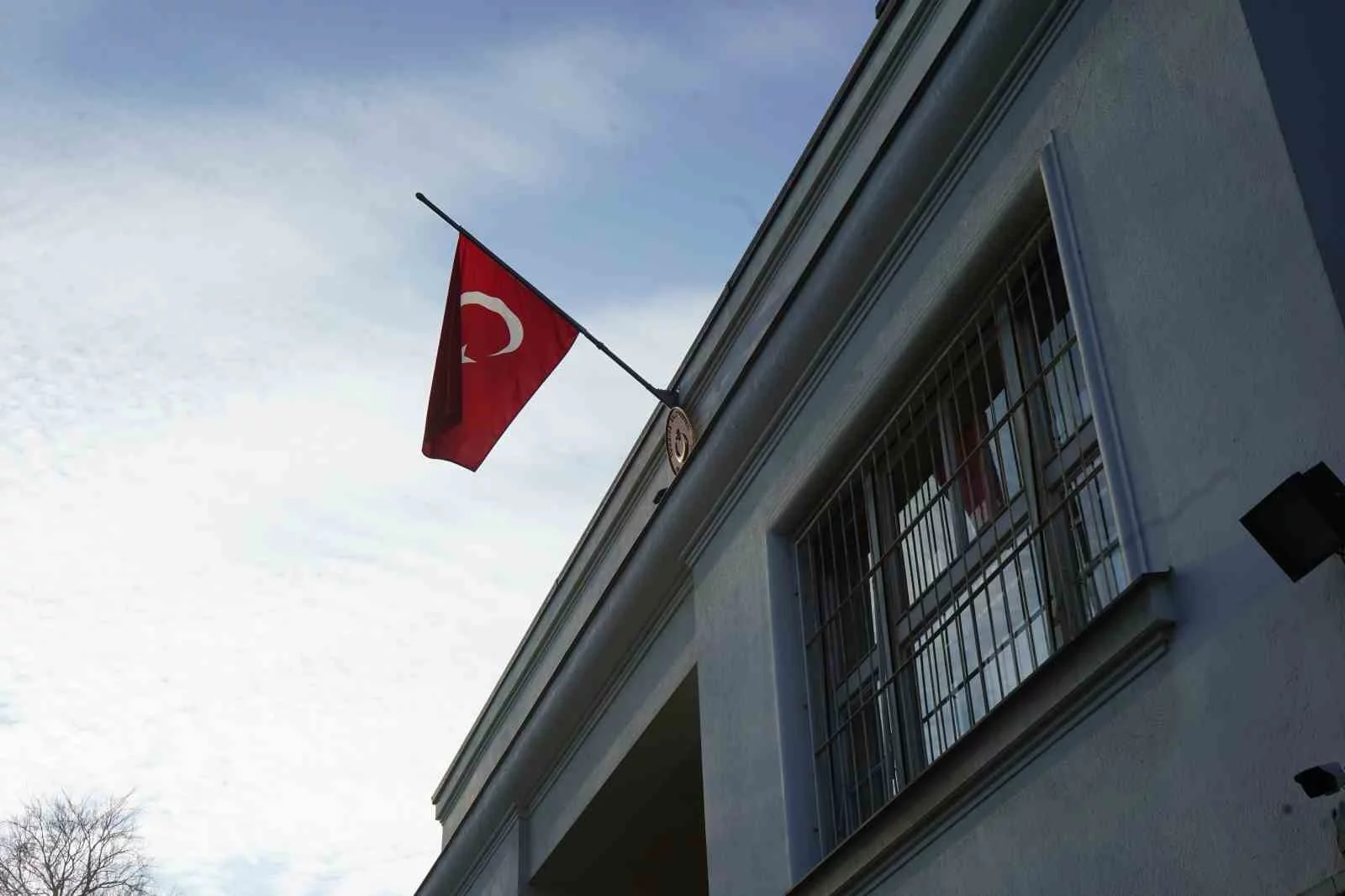 Türkiyenin Prag Büyükelçiliğinde Türk bayrağı yarıya indirildi, karanfil bırakıldı