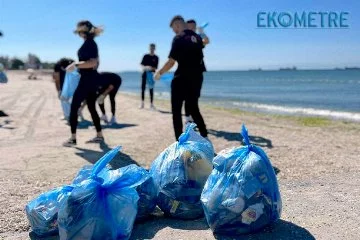 Uluslararası Kıyı Temizleme Günü nde  3 ton çöp topladılar
