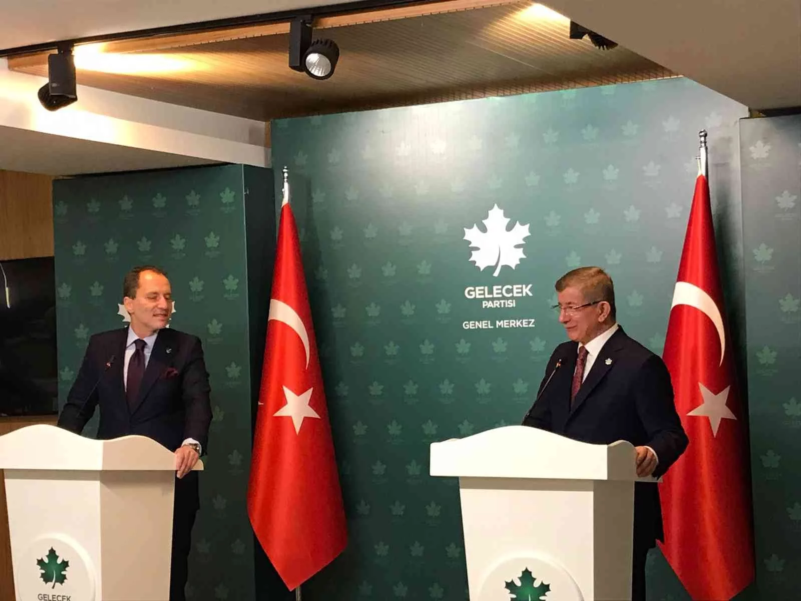 Yeniden Refah Partisi Genel Başkanı Erbakan, Davutoğlu ile bir araya geldi