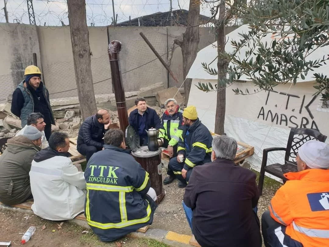 Yılmaz Tunç  madenci kurtarma ekiplerini ziyaret etti