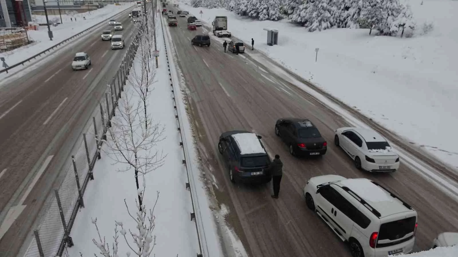 Yoldan Çıkan Otobüs Ve Kamyonlar Bursa-İzmir Karayolunu Trafiğe Kapattı
