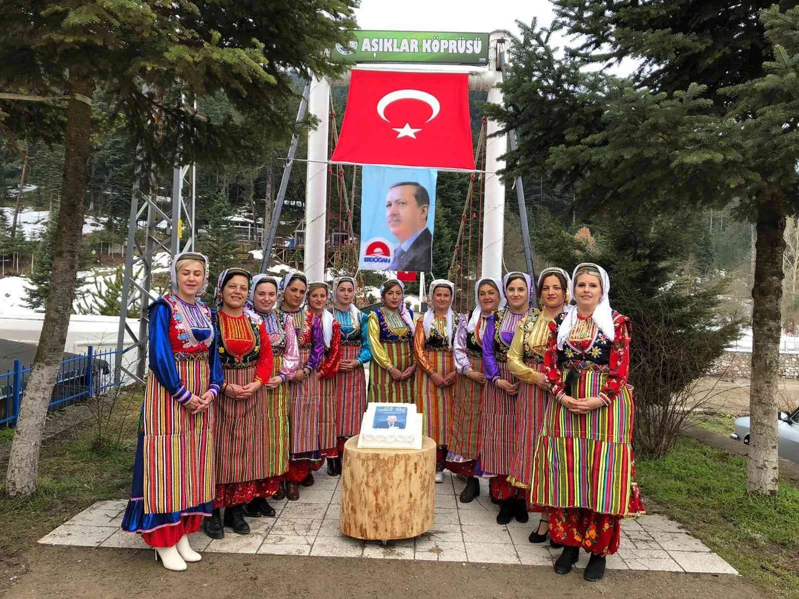 Yöresel kıyafetlerini giyip kliple Cumhurbaşkanı Erdoğanın doğum gününü kutladılar