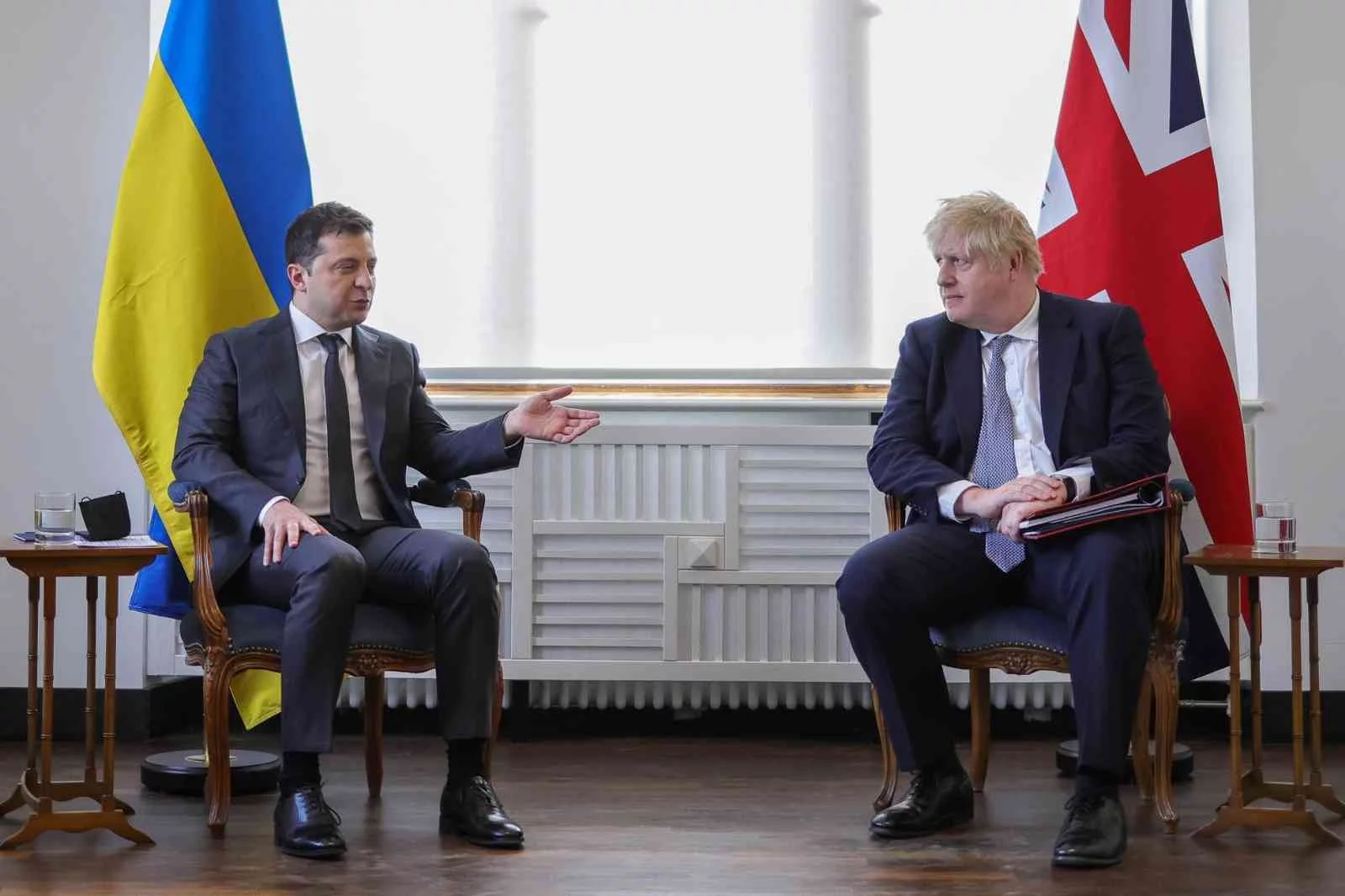 Zelenskiy ve Johnsondan Donbass krizi konusunda diplomasi çağrısı